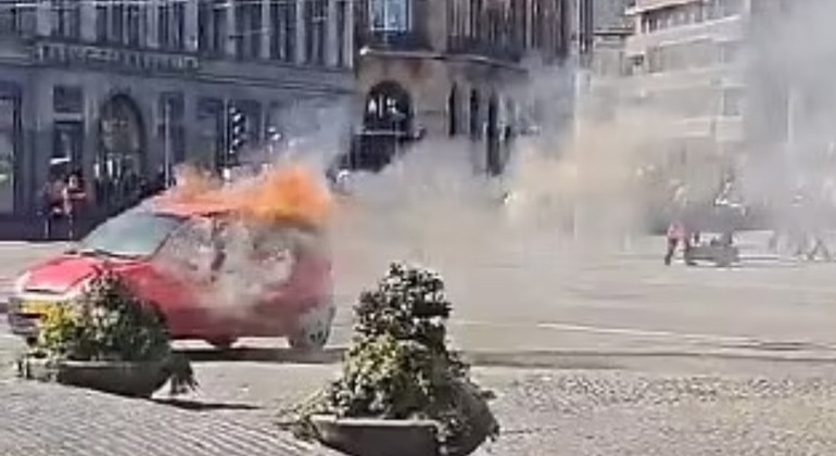 Hollandada panik: Dam Meydanında araçtan alevler yükseldi