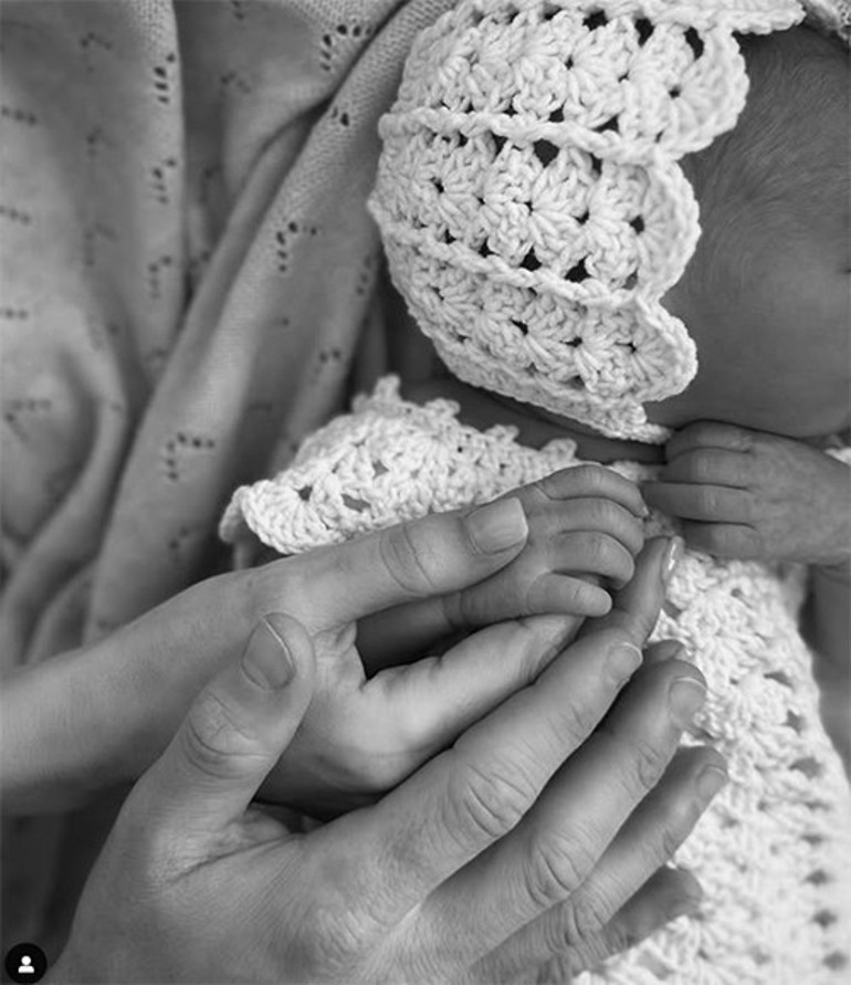 Ünlü çiftin büyük mutluluğu: 10 yıl sonra doğan bebek kucaklarından düşmüyor