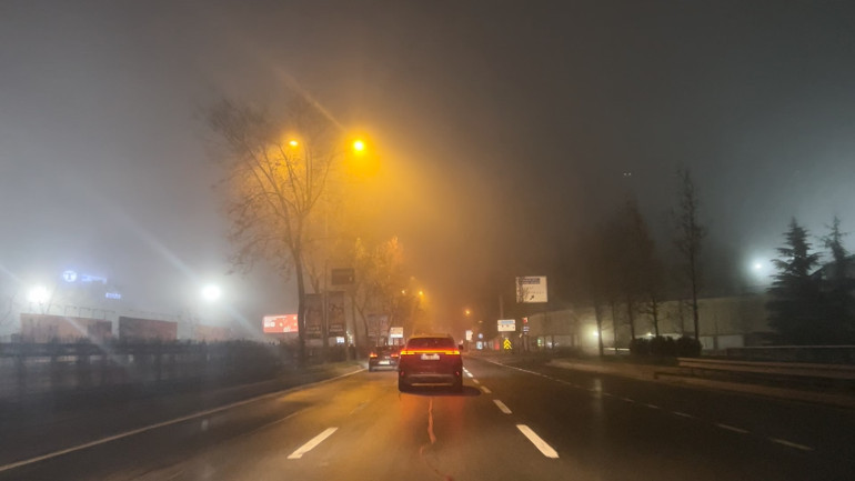 İstanbul Boğazında yoğun sis nedeniyle gemi trafiği askıya alındı