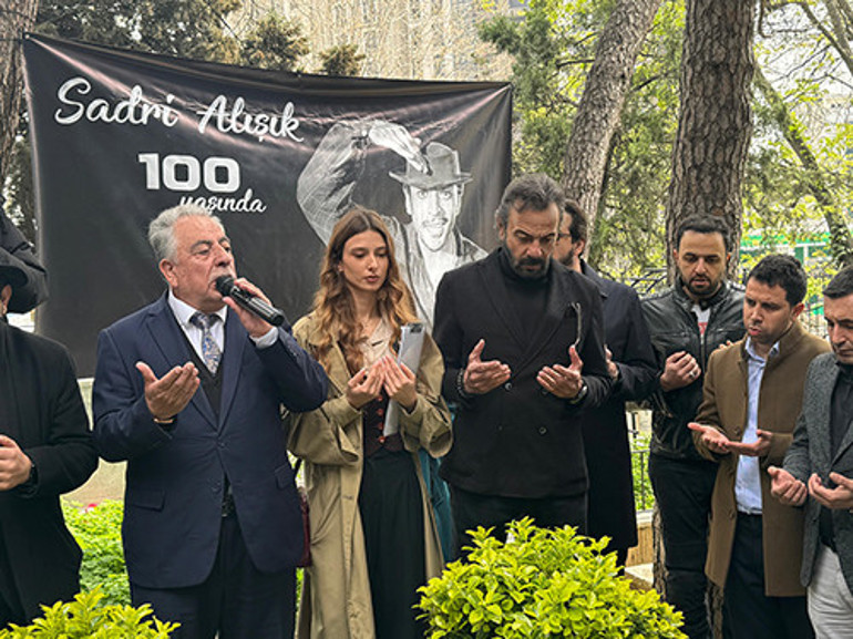 Sadri Alışık mezarı başında anıldı: Büyük usta 100 yıl önce bugün doğdu