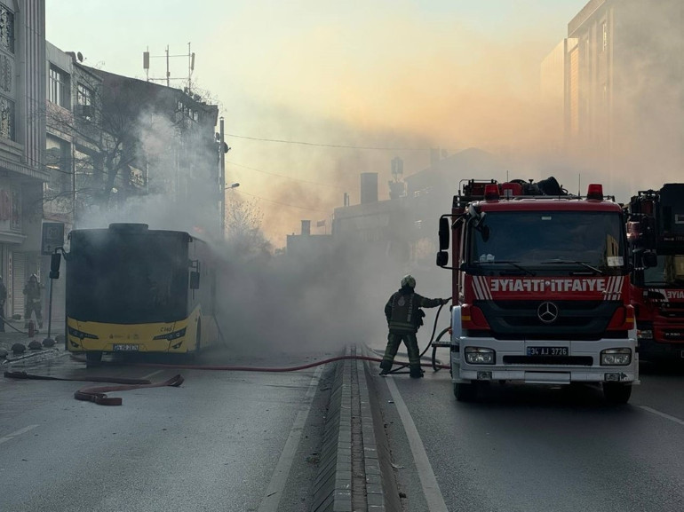 Ümraniyede İETT otobüsü yandı