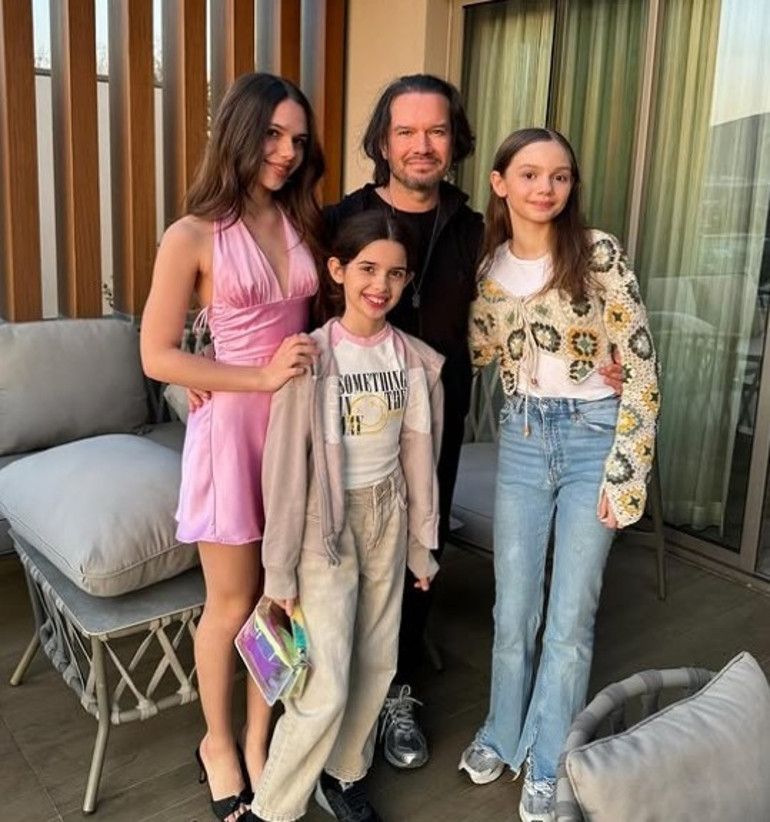 Kızım amcasına vokal yapacak