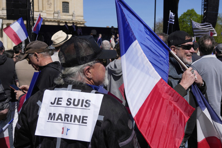 Fransada Le Pen depremi: Ulusal Birlik sokağa indi