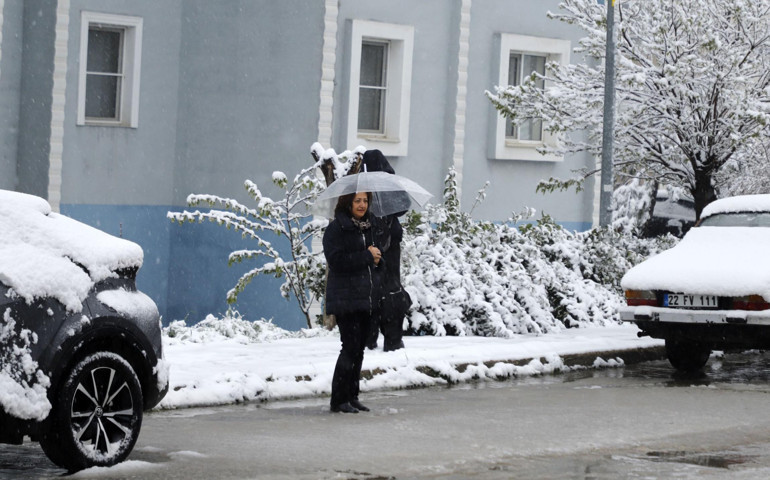 Hava bir anda buz kesti: Nisan ayında kar sürprizi Yanı başında kar başladı, İstanbulda trafik yoğunluğu yüzde 78e ulaştı
