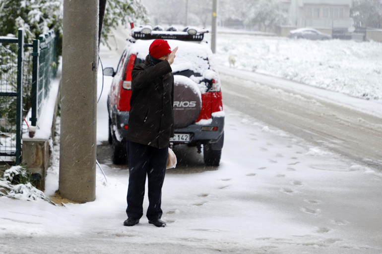 Hava bir anda buz kesti: Nisan ayında kar sürprizi Yanı başında kar başladı, İstanbulda trafik yoğunluğu yüzde 78e ulaştı