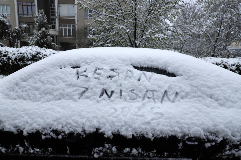 Hava bir anda buz kesti: Nisan ayında kar sürprizi Yanı başında kar başladı, İstanbulda trafik yoğunluğu yüzde 78e ulaştı
