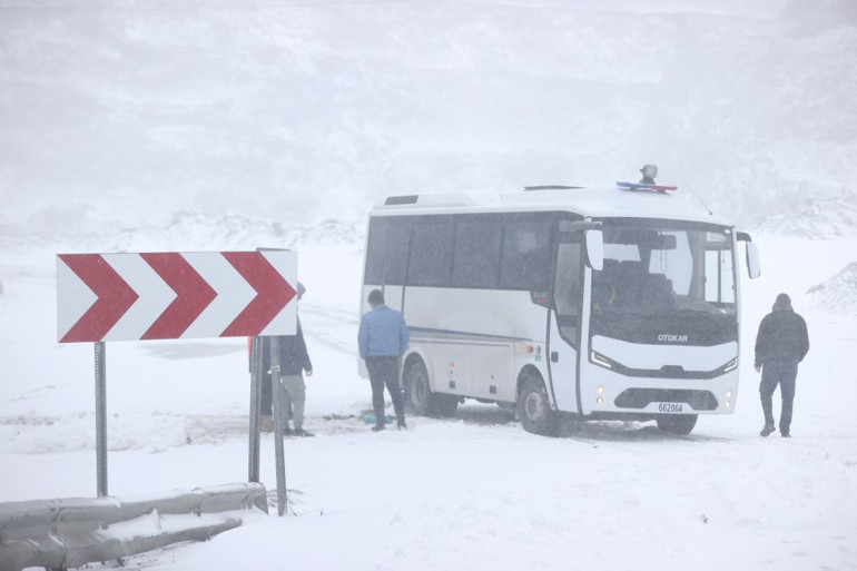 Hava bir anda buz kesti: Nisan ayında kar sürprizi Yanı başında kar başladı, İstanbulda trafik yoğunluğu yüzde 78e ulaştı