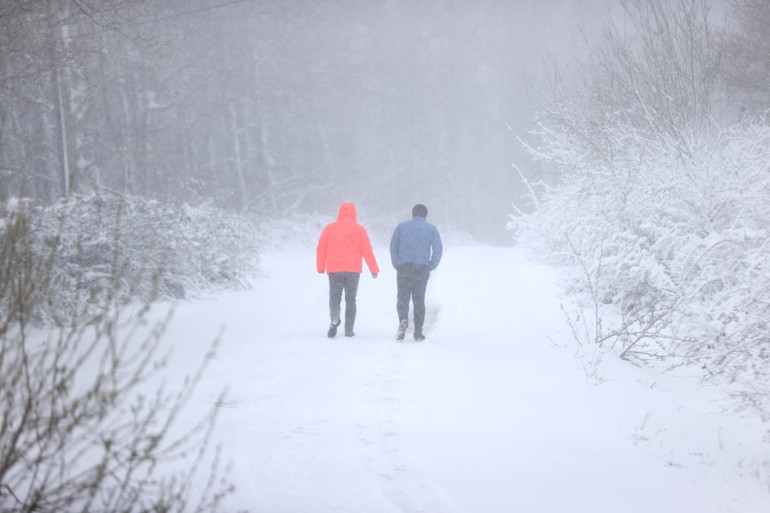Hava bir anda buz kesti: Nisan ayında kar sürprizi Yanı başında kar başladı, İstanbulda trafik yoğunluğu yüzde 78e ulaştı