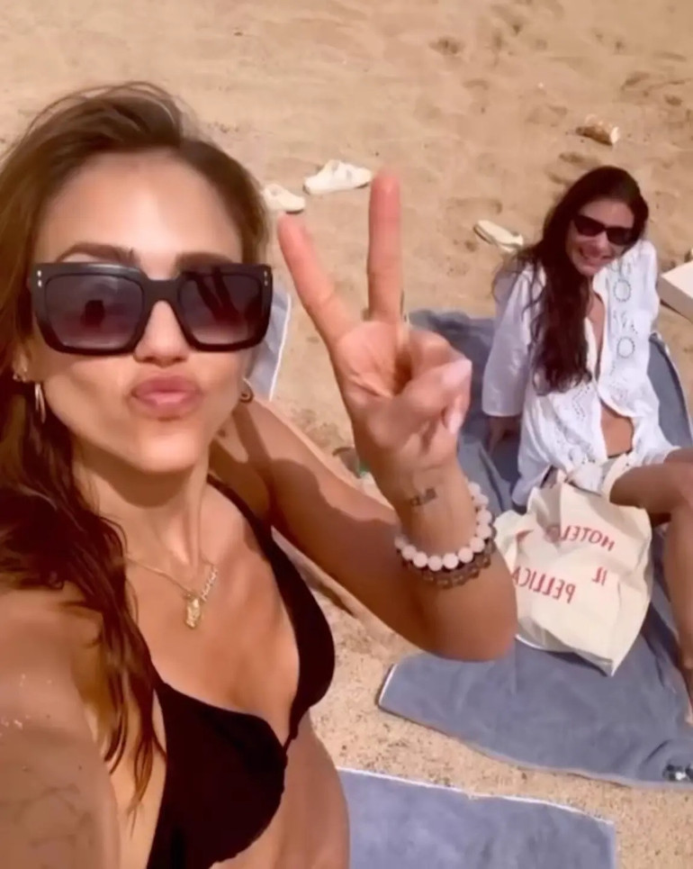 Aşksız evliliğini silip attı... Yalnız ve mutlu olmayı seçti... Ayrılık güzel yıldıza yaramış