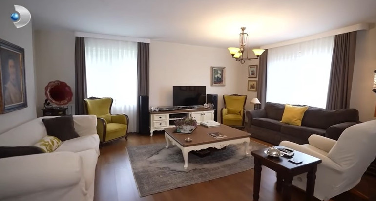 Usta sanatçı Kadıköydeki 4 oda 1 salon evinin kapılarını açtı