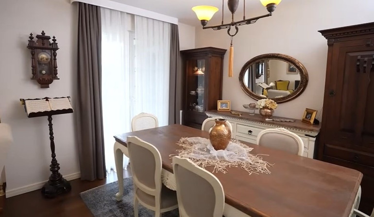 Usta sanatçı Kadıköydeki 4 oda 1 salon evinin kapılarını açtı
