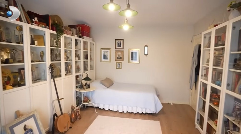 Usta sanatçı Kadıköydeki 4 oda 1 salon evinin kapılarını açtı