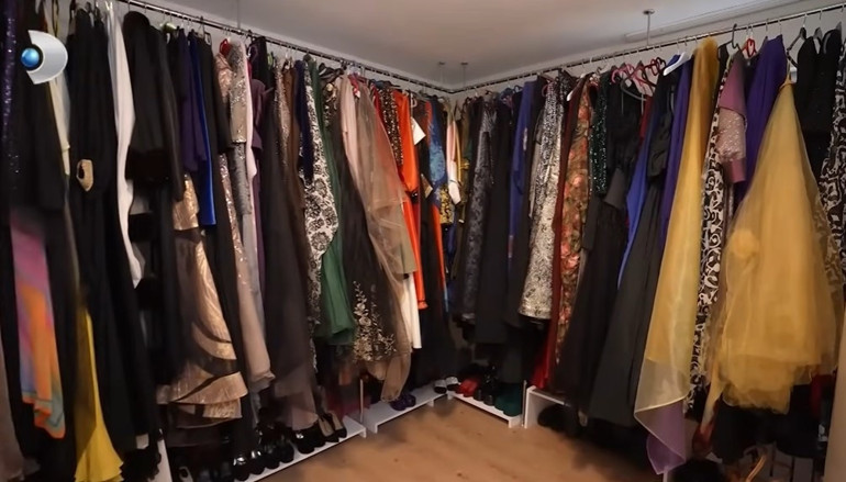 Usta sanatçı Kadıköydeki 4 oda 1 salon evinin kapılarını açtı