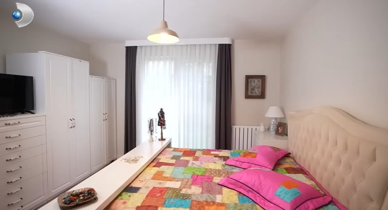 Usta sanatçı Kadıköydeki 4 oda 1 salon evinin kapılarını açtı