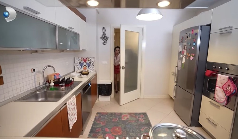 Usta sanatçı Kadıköydeki 4 oda 1 salon evinin kapılarını açtı