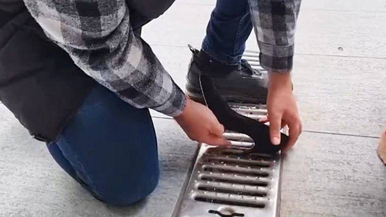 Az daha düşecektim Ayakkabısının topuğu mazgala takıldı