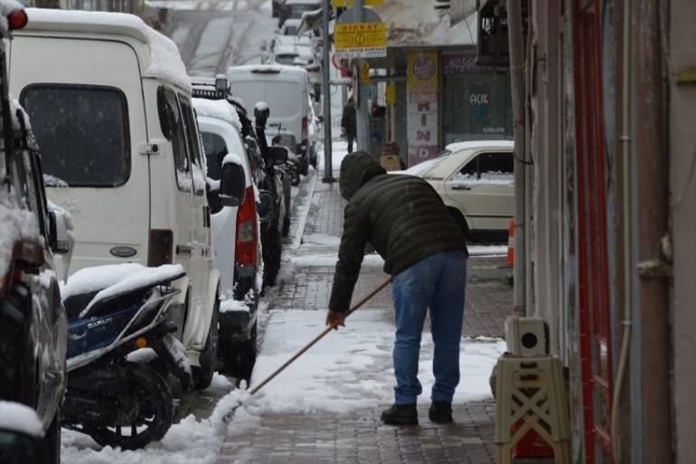 Nisan ayında kar sürprizi: Evinden çıkanlar şaşkına döndü
