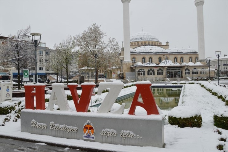 Nisan ayında kar sürprizi: Evinden çıkanlar şaşkına döndü