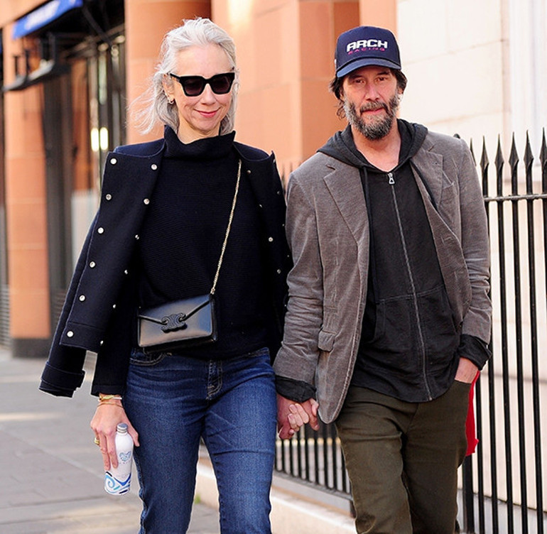 Çektiği tüm acıları onun kollarında unutmuştu… Gümüş saçlı sevgilisine baktıkça gözlerinin için gülüyor