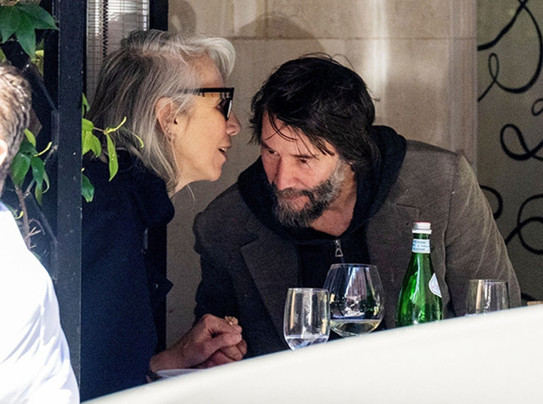 Çektiği tüm acıları onun kollarında unutmuştu… Gümüş saçlı sevgilisine baktıkça gözlerinin için gülüyor