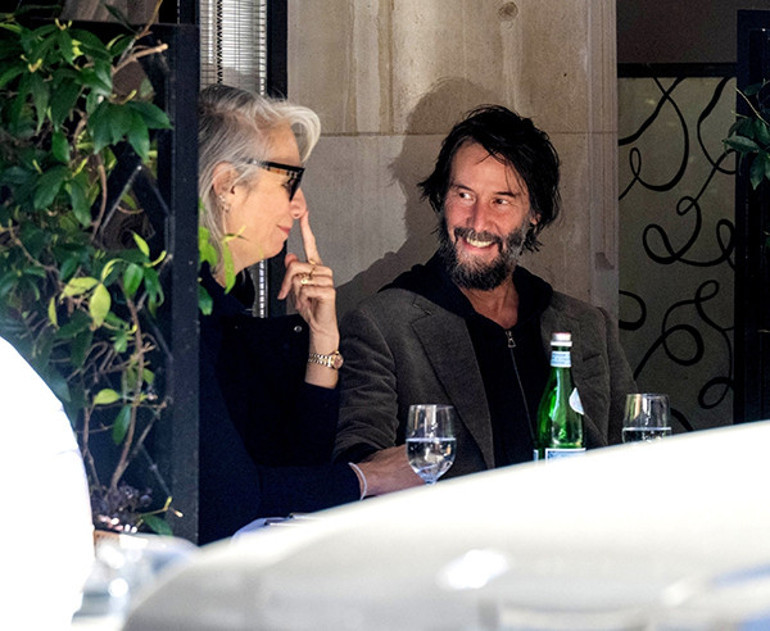 Çektiği tüm acıları onun kollarında unutmuştu… Gümüş saçlı sevgilisine baktıkça gözlerinin için gülüyor