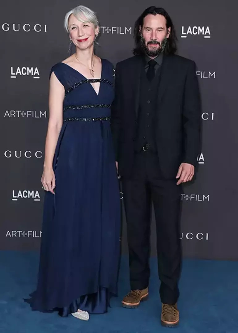 Çektiği tüm acıları onun kollarında unutmuştu… Gümüş saçlı sevgilisine baktıkça gözlerinin için gülüyor