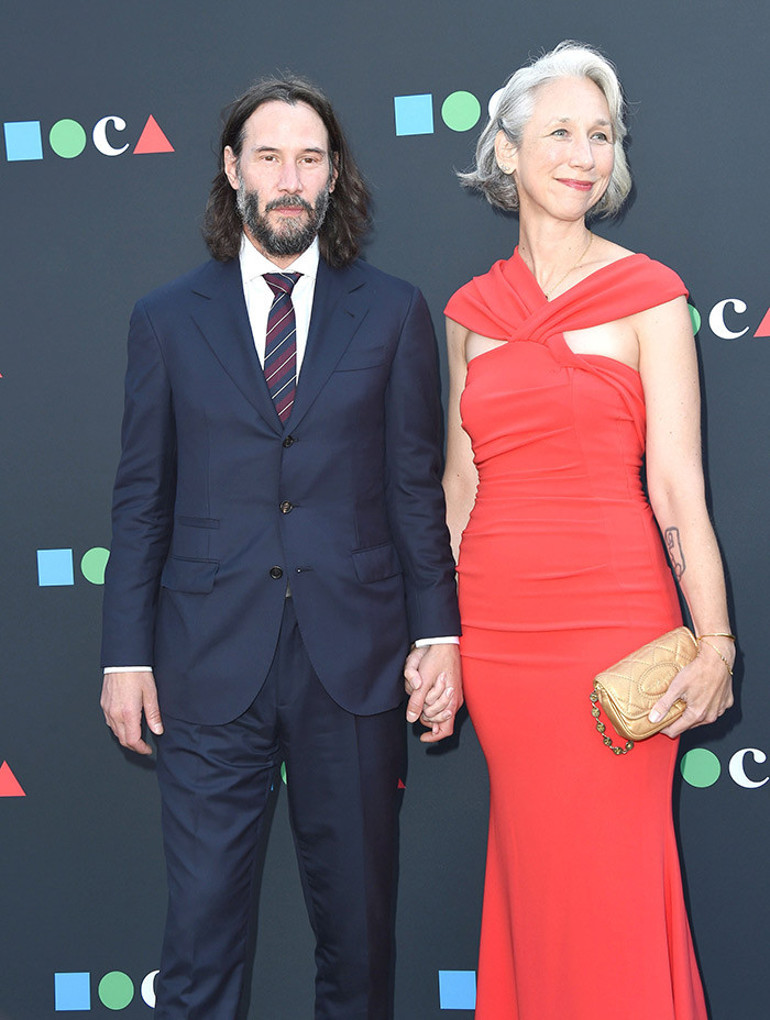 Çektiği tüm acıları onun kollarında unutmuştu… Gümüş saçlı sevgilisine baktıkça gözlerinin için gülüyor