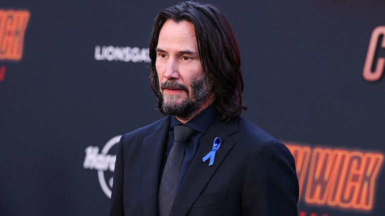 Çektiği tüm acıları onun kollarında unutmuştu… Gümüş saçlı sevgilisine baktıkça gözlerinin için gülüyor