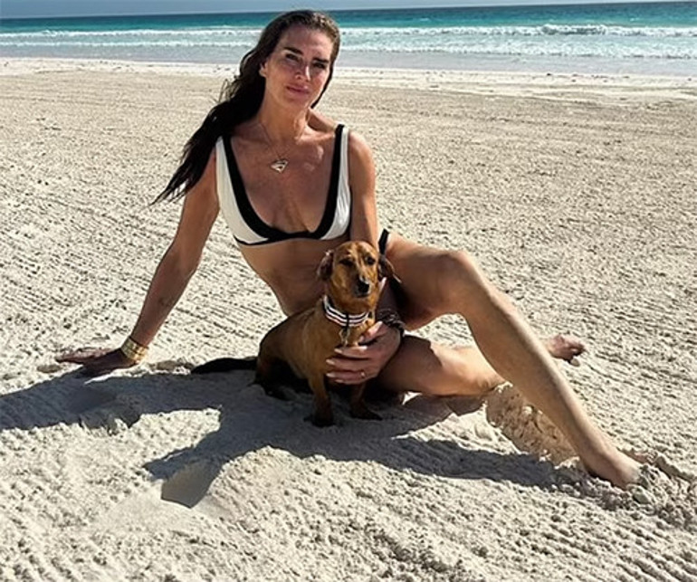 Fotoğraf paylaştı, hayranları birbirine girdi: Bu yaşa gelmişsin... Hala seni beğensinler diye bekliyorsun