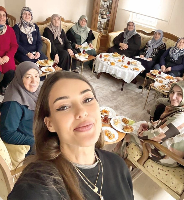 Dilan Çiçek Denizden anneanne evi ziyareti