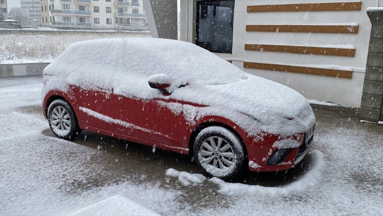Nisan ayında kar sürprizi Evinden çıkanlar şaşkına döndü... Meteorolojiden çok sayıda il için sarı ve turuncu kodlu alarm