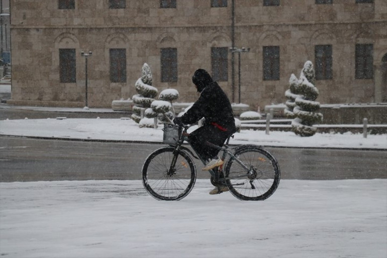 Nisan ayında kar sürprizi Evinden çıkanlar şaşkına döndü... Meteorolojiden çok sayıda il için sarı ve turuncu kodlu alarm