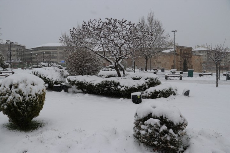 Nisan ayında kar sürprizi Evinden çıkanlar şaşkına döndü... Meteorolojiden çok sayıda il için sarı ve turuncu kodlu alarm