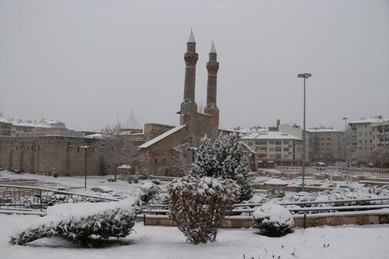 Nisan ayında kar sürprizi Evinden çıkanlar şaşkına döndü... Meteorolojiden çok sayıda il için sarı ve turuncu kodlu alarm