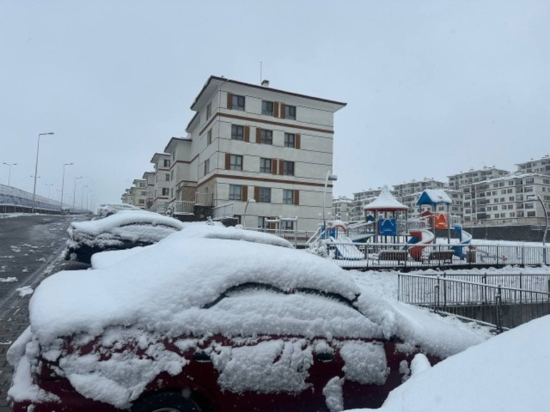Nisan ayında kar sürprizi Evinden çıkanlar şaşkına döndü... Meteorolojiden çok sayıda il için sarı ve turuncu kodlu alarm