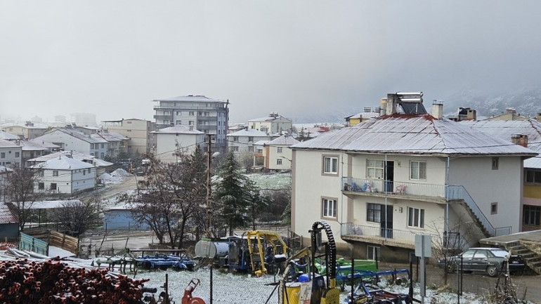 Nisan ayında kar sürprizi Evinden çıkanlar şaşkına döndü... Meteorolojiden çok sayıda il için sarı ve turuncu kodlu alarm