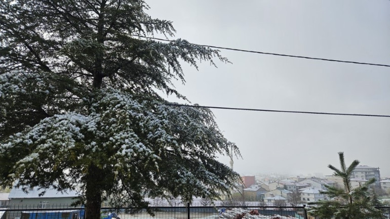 Nisan ayında kar sürprizi Evinden çıkanlar şaşkına döndü... Meteorolojiden çok sayıda il için sarı ve turuncu kodlu alarm