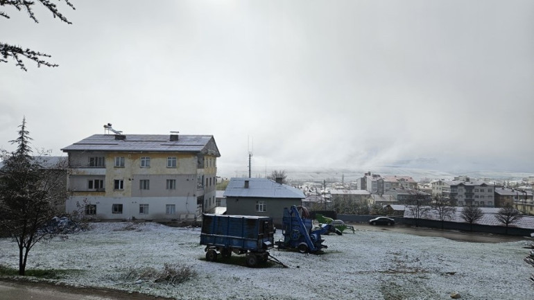 Nisan ayında kar sürprizi Evinden çıkanlar şaşkına döndü... Meteorolojiden çok sayıda il için sarı ve turuncu kodlu alarm