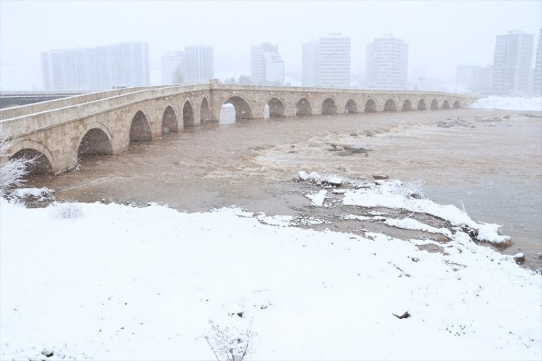 Nisan ayında kar sürprizi Evinden çıkanlar şaşkına döndü... Meteorolojiden çok sayıda il için sarı ve turuncu kodlu alarm