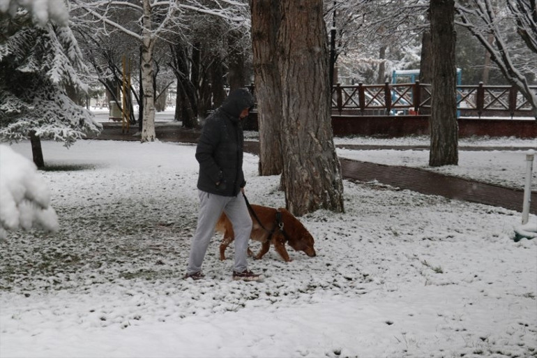 Nisan ayında kar sürprizi Evinden çıkanlar şaşkına döndü... Meteorolojiden çok sayıda il için sarı ve turuncu kodlu alarm