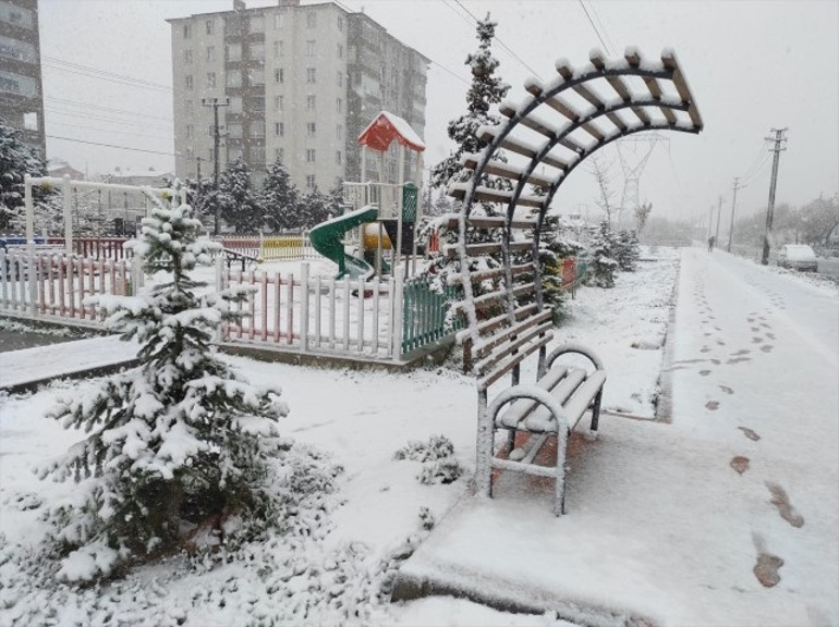 Nisan ayında kar sürprizi Evinden çıkanlar şaşkına döndü... Meteorolojiden çok sayıda il için sarı ve turuncu kodlu alarm