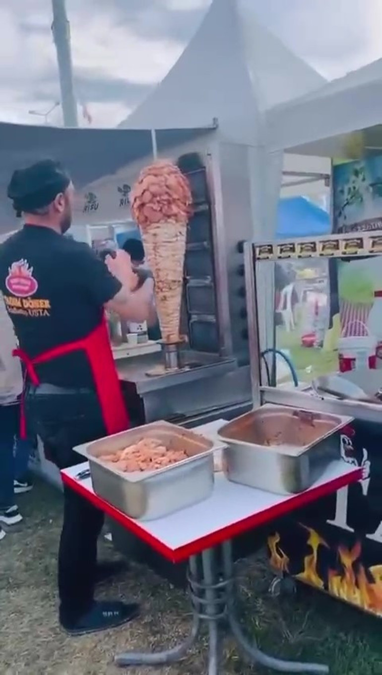 Adanadaki karnavalda bir skandal daha: Dönerci kamerada