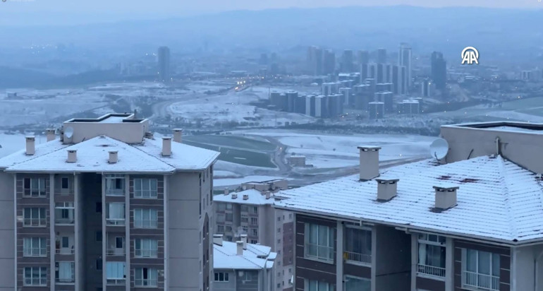 Nisan ayında kar sürprizi Evinden çıkanlar şaşkına döndü... Meteorolojiden çok sayıda il için sarı ve turuncu kodlu alarm