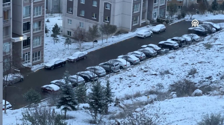 Nisan ayında kar sürprizi Evinden çıkanlar şaşkına döndü... Meteorolojiden çok sayıda il için sarı ve turuncu kodlu alarm