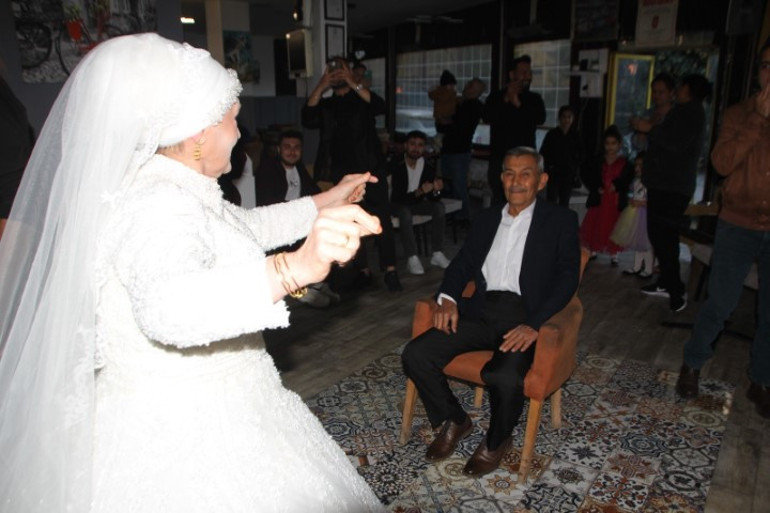 45 yıl sonra gelen mutluluk Damat, sevinç gözyaşlarına boğuldu... Çocuklarımızla paylaştığımızda normal karşıladılar