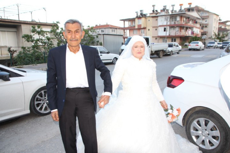 45 yıl sonra gelen mutluluk Damat, sevinç gözyaşlarına boğuldu... Çocuklarımızla paylaştığımızda normal karşıladılar