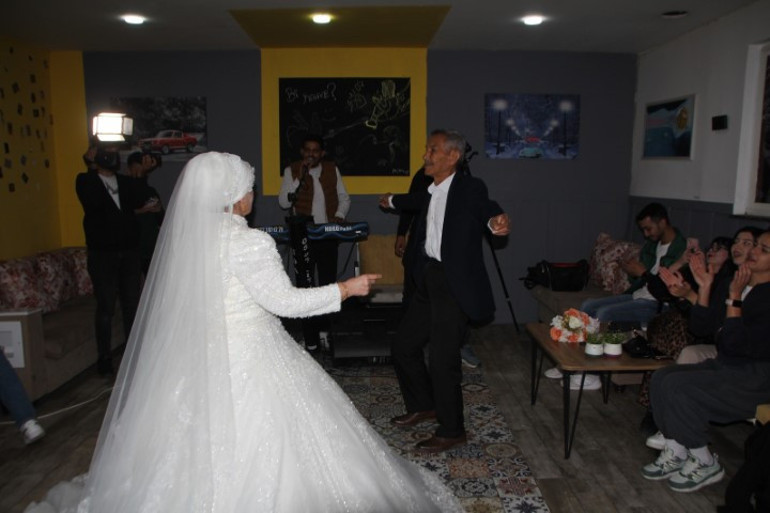 45 yıl sonra gelen mutluluk Damat, sevinç gözyaşlarına boğuldu... Çocuklarımızla paylaştığımızda normal karşıladılar