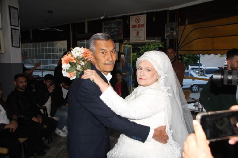 45 yıl sonra gelen mutluluk Damat, sevinç gözyaşlarına boğuldu... Çocuklarımızla paylaştığımızda normal karşıladılar