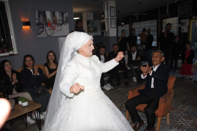 45 yıl sonra gelen mutluluk Damat, sevinç gözyaşlarına boğuldu... Çocuklarımızla paylaştığımızda normal karşıladılar