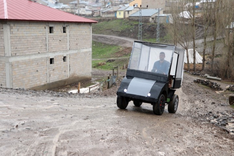 Ağrılı ilkokul mezunu genç atık malzemelerle üretti, günlük işlerinde kullanıyor